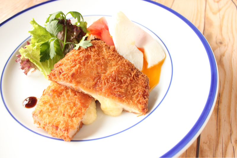 バイエルンケーゼのカツレツ~ポーチドエッグ添え~